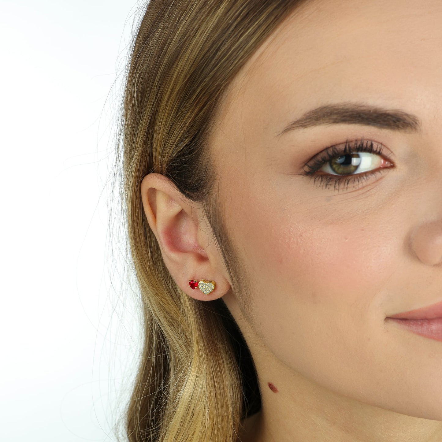 BRINCO DUPLA CORAÇÃO ZIRCÔNIAS E CORAÇÃO RUBI OURO 18K