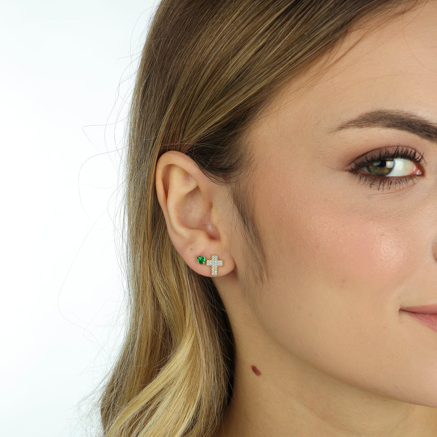 BRINCO DUPLA CRUZ ZIRCÔNIAS E CORAÇÃO VERDE OURO 18K