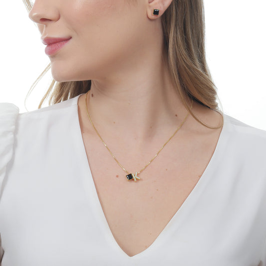 CONJUNTO PINGENTE QUADRADO ÔNIX+ LETRA COM ZIRCÔNIAS OURO 18K